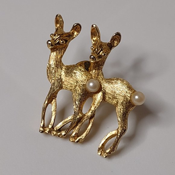 Gold Tone Deer Pin With Faux Pearl Tails - Picture 1 of 14